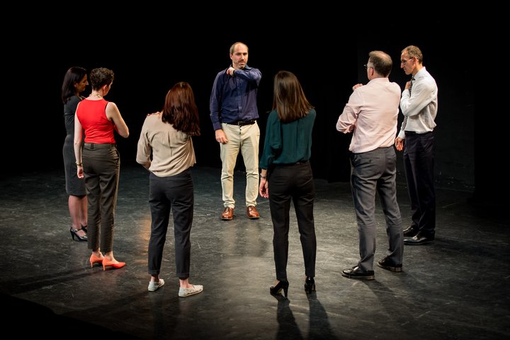 Actor con grupo de alumnos